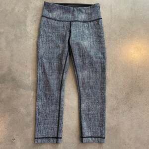 Lululemon navy blue white Capri leggings new womens size 2 yoga athleisure